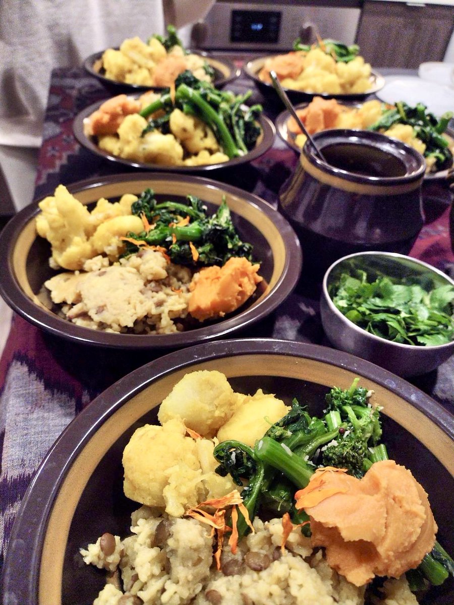 ヨガの後にはベジご飯を食べながら感想をシェア。
・レンティル豆のキチュリ
・アルゴビ
・にんじんジンジャーペースト
・broccoli rapeのココナッツ・マスタードシード炒め
ギーとパクチーはお好みで🌿
辛味は抜いて、優しい味にしました🫶
#バンクーバーヨガ　#アーユルヴェーダ　#カカオヨガ