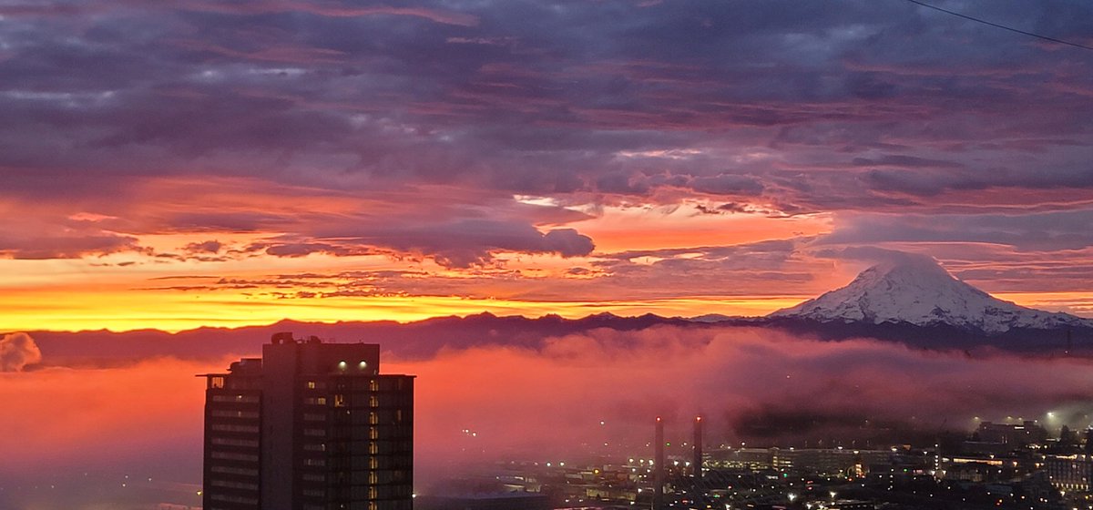 lesview's tweet image. A shot over Tacoma this morning.