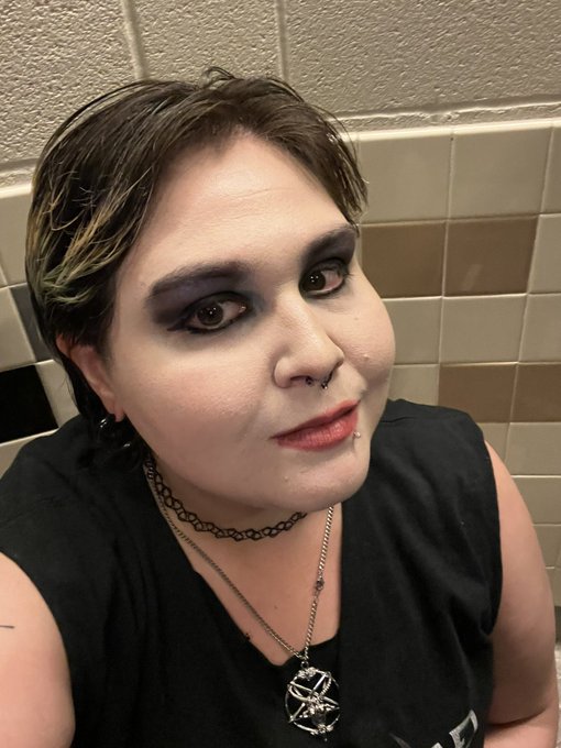 ToxicDestiny666 ($10 OF) - my boyfriend says my makeup reminds him of @ChrisMotionless. thoughts ? https://t.co/ThoiXAM4vO