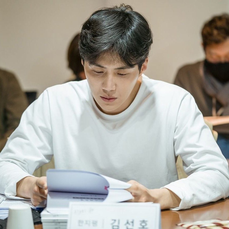 seonstin's tweet photo. Kim Seon-ho and Park Gyu-young from the script reading of #Mangnaein 🫂 https://t.co/OQWhaes2fo