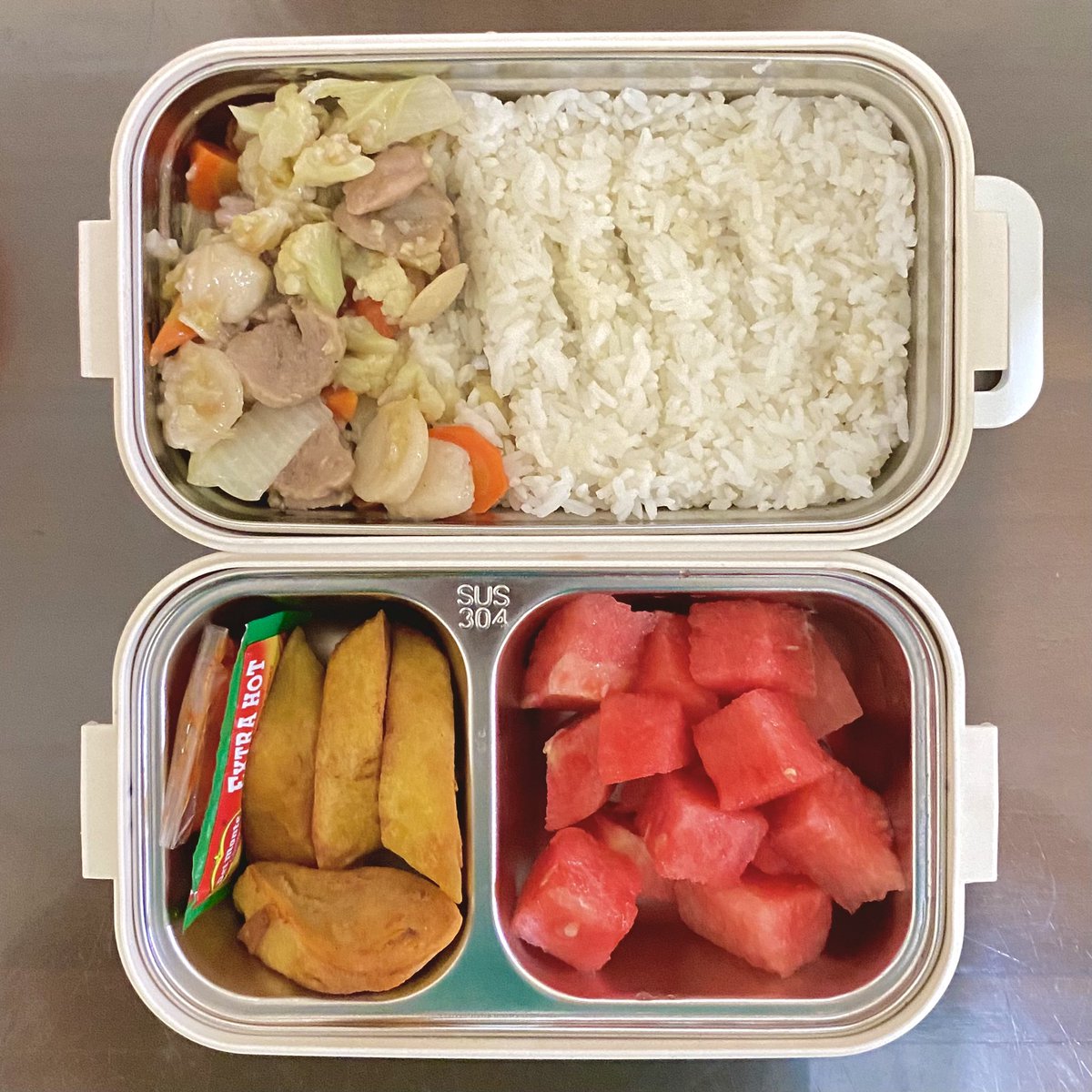 Bucin_Oppaa's tweet image. Menu bekal kantor hari ini ~
🥗 Capcay kuah kental
🫔 Rollade Tahu
🍉 Semangka
🍚 Nasi

Cooked by me 👩🏻‍🍳
#bekalkantor
#menubekal
#masak
