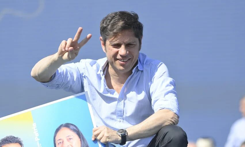 PERIODlSTAPERON's tweet photo. Kicillof ya mandó personal de Defensa Civil y helicópteros para colaborar con la provincia de Chubut en el combate al fuego. ¿Tiene alguna obligación? No. ¿El gobernador de Chubut es del PRO? Sí. Pero ante la indiferencia total de Milei, la solidaridad está primero. Bien Axel. https://t.co/kkm1ZOcAkM