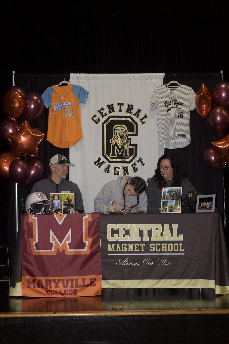 Jaceyg16's tweet photo. Signing Day today!! Thank you so much to everyone who came out to support me, I love you all! ❤️ https://t.co/pL6bVbKFmv