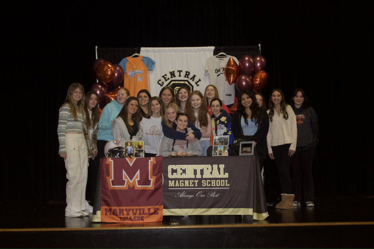 Jaceyg16's tweet photo. Signing Day today!! Thank you so much to everyone who came out to support me, I love you all! ❤️ https://t.co/pL6bVbKFmv