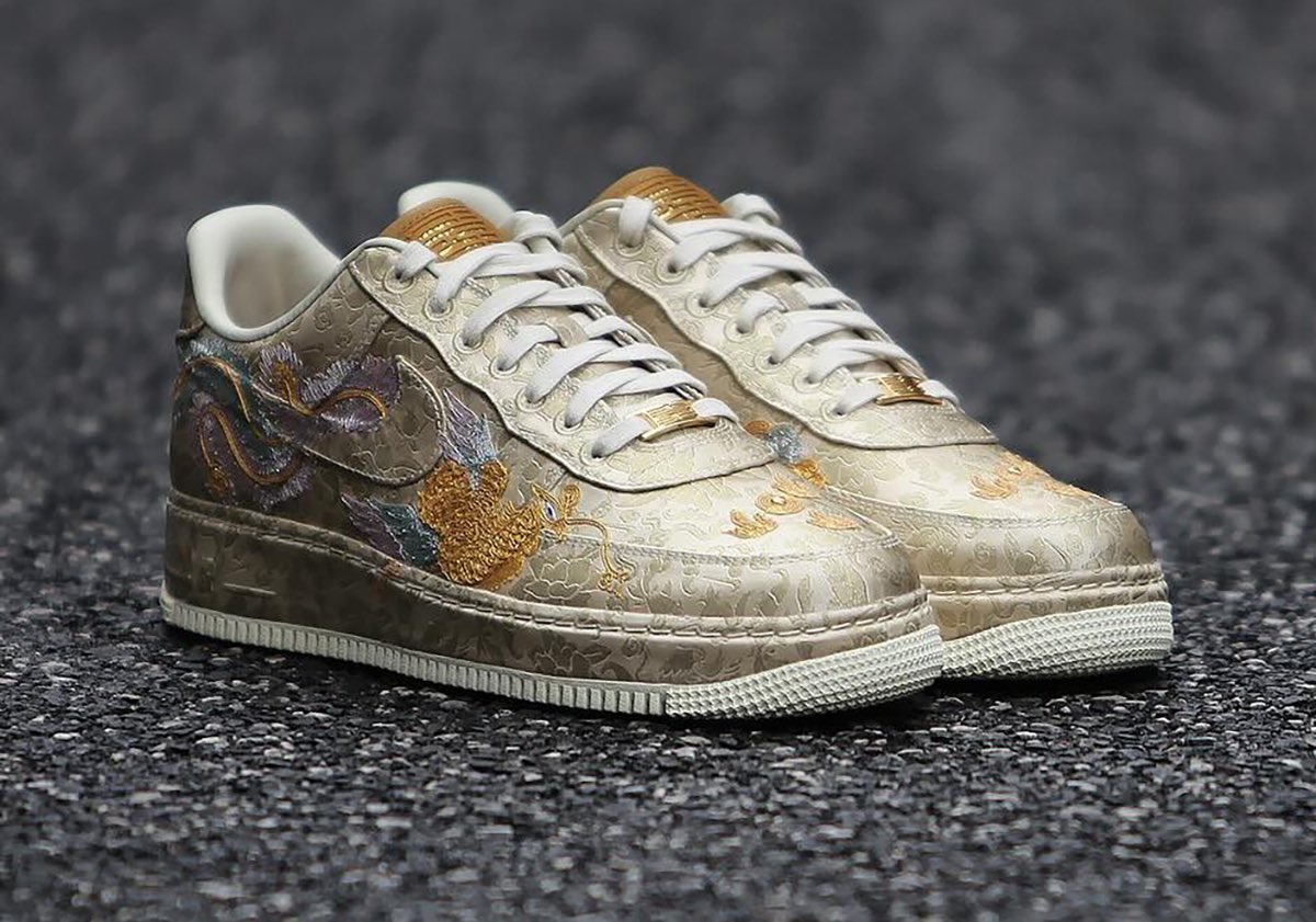 iloveapple7688's tweet photo. Nike will release the most wildest Air Force 1 “Chinese New Year” exclusively for China! Combines Valentine’s Day and Lunar New Year!🧧 

Release date is February 14 on the Nike SNKRS app for $375! https://t.co/6qXeKsClKV