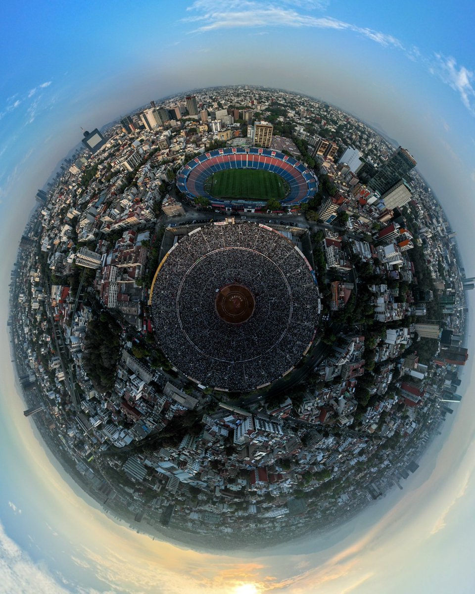LaPlazaMexico's tweet photo. Ahora un poema ❤️ La México desde las alturas. https://t.co/4Hs03UgyCz