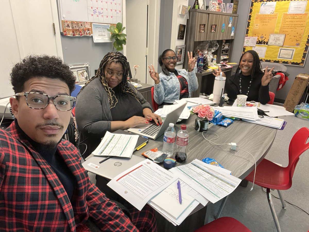 mrdkelley's tweet photo. Today we worked alongside our executive director Dr. J on our 40 day action plans leading up to STAAR. @Ms_KimKiser @MissGee_R @GrissomHISD https://t.co/lpQp1teSN2