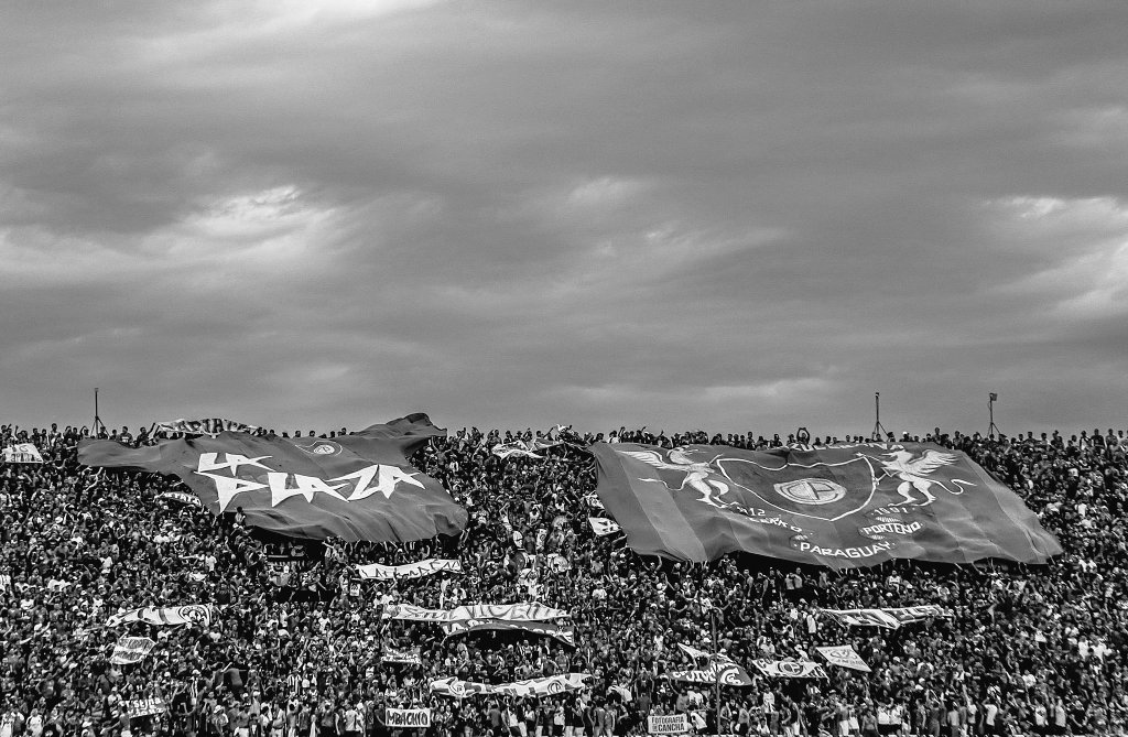 OFICIAL. Debido a los incidentes entre la hinchada organizada del conjunto azulgrana, la APF suspendió el encuentro entre Cerro Porteño y 2 de Mayo. Jornada tristísima para el fútbol paraguayo.

📸 <a href="/fotodecancha/">Fotografía de cancha</a>.