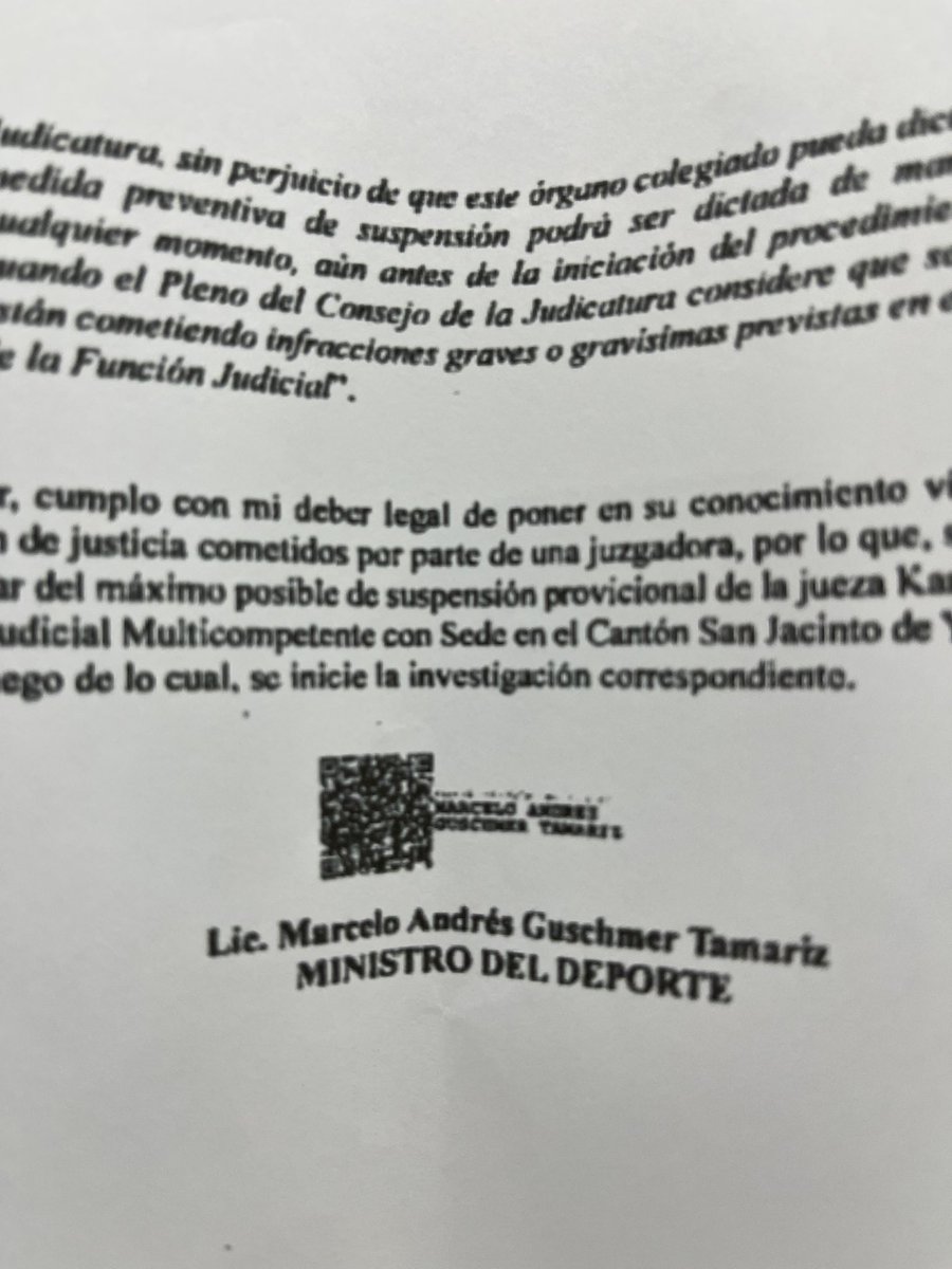 PedritoExtranja's tweet photo. El Ministro del Deporte inicia este escrito identificándose como Marco Andrés Guschmer al final firma como Marcelo Andrés Guschmer. 
Pide la suspensión “provicional” de una jueza.
Ministro, tiene que ACATAR el fallo de Karly Vargas…y hacer un cursito de ortografía. https://t.co/hX0hIniNYz