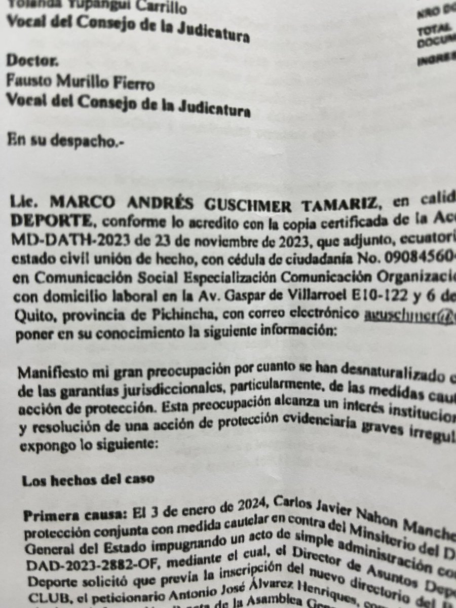 PedritoExtranja's tweet photo. El Ministro del Deporte inicia este escrito identificándose como Marco Andrés Guschmer al final firma como Marcelo Andrés Guschmer. 
Pide la suspensión “provicional” de una jueza.
Ministro, tiene que ACATAR el fallo de Karly Vargas…y hacer un cursito de ortografía. https://t.co/hX0hIniNYz