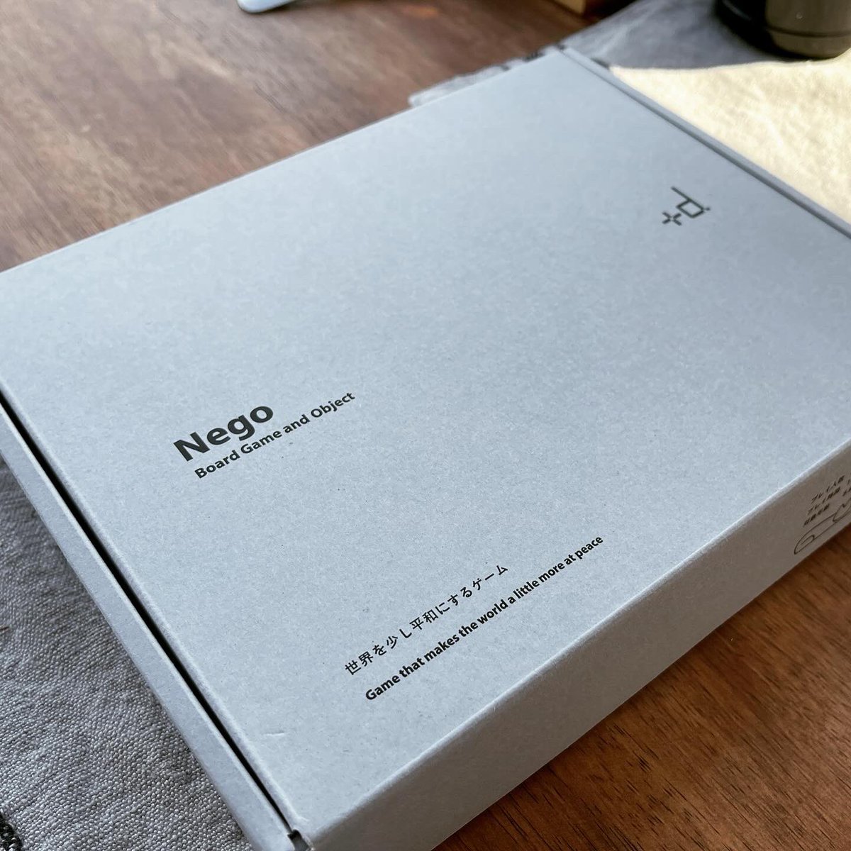 YasumiMatsuno's tweet image. ボードゲーム「Nego」。
囲碁に近いルールの陣取りゲームで、駒はご覧のとおりの猫たち。それぞれ1〜4マスを占有する猫を一定のルールに従って配置していく。最終的にマス目を多く獲得した方が勝ち。視線を受け止めてはいけないとか、ボス猫を見てはならないとか、ルールがいちいち面白い😂 

#nego