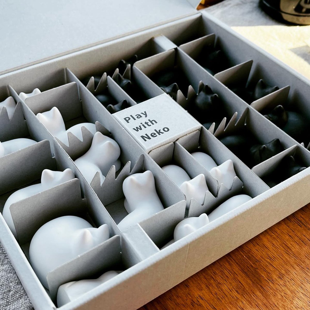 YasumiMatsuno's tweet image. ボードゲーム「Nego」。
囲碁に近いルールの陣取りゲームで、駒はご覧のとおりの猫たち。それぞれ1〜4マスを占有する猫を一定のルールに従って配置していく。最終的にマス目を多く獲得した方が勝ち。視線を受け止めてはいけないとか、ボス猫を見てはならないとか、ルールがいちいち面白い😂 

#nego