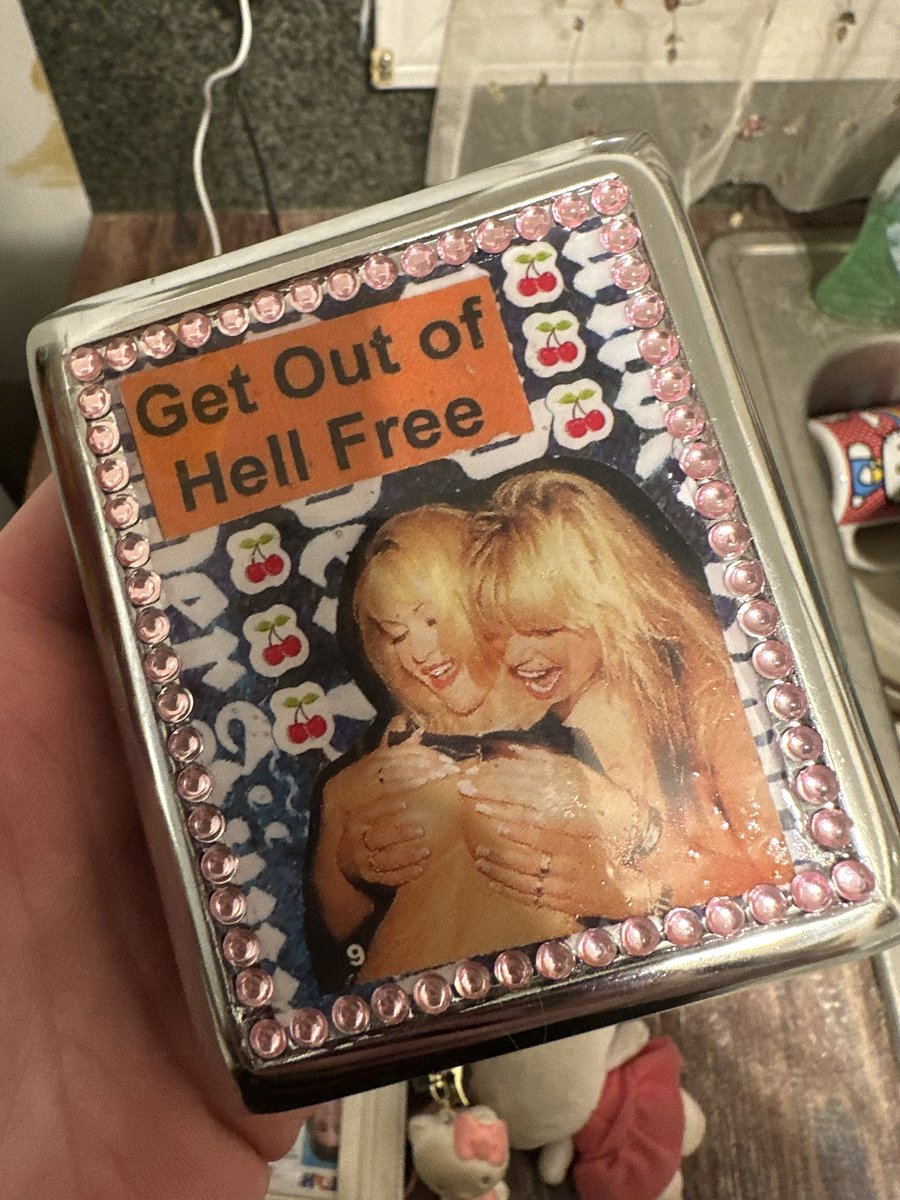 My cutie lil friend makes these sick ass cig cases 🥵😍