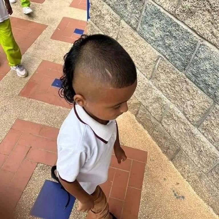 OutOfContextCol's tweet photo. Crecen tan rápido🥹, un día está empezando su primer día de clases y al otro ya está yendo a cobrarle la cuota a las señoras del barrio https://t.co/3Bj6EoVxCm