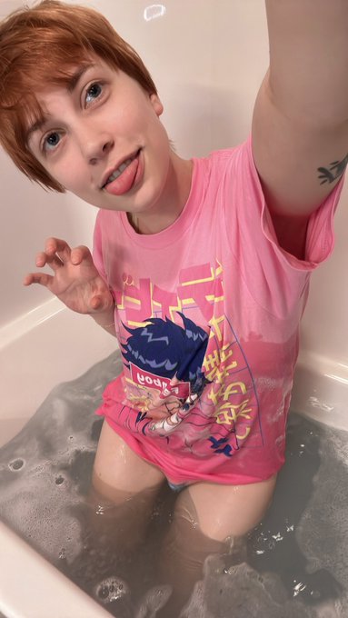Ok we&rsquo;re actually live &amp; in the bath now 🙈 https://t.co/LDq96MoQLS https://t.co/EipkktoGh5