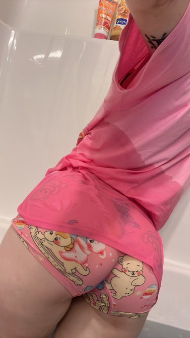 Ok we&rsquo;re actually live &amp; in the bath now 🙈 https://t.co/LDq96MoQLS https://t.co/EipkktoGh5