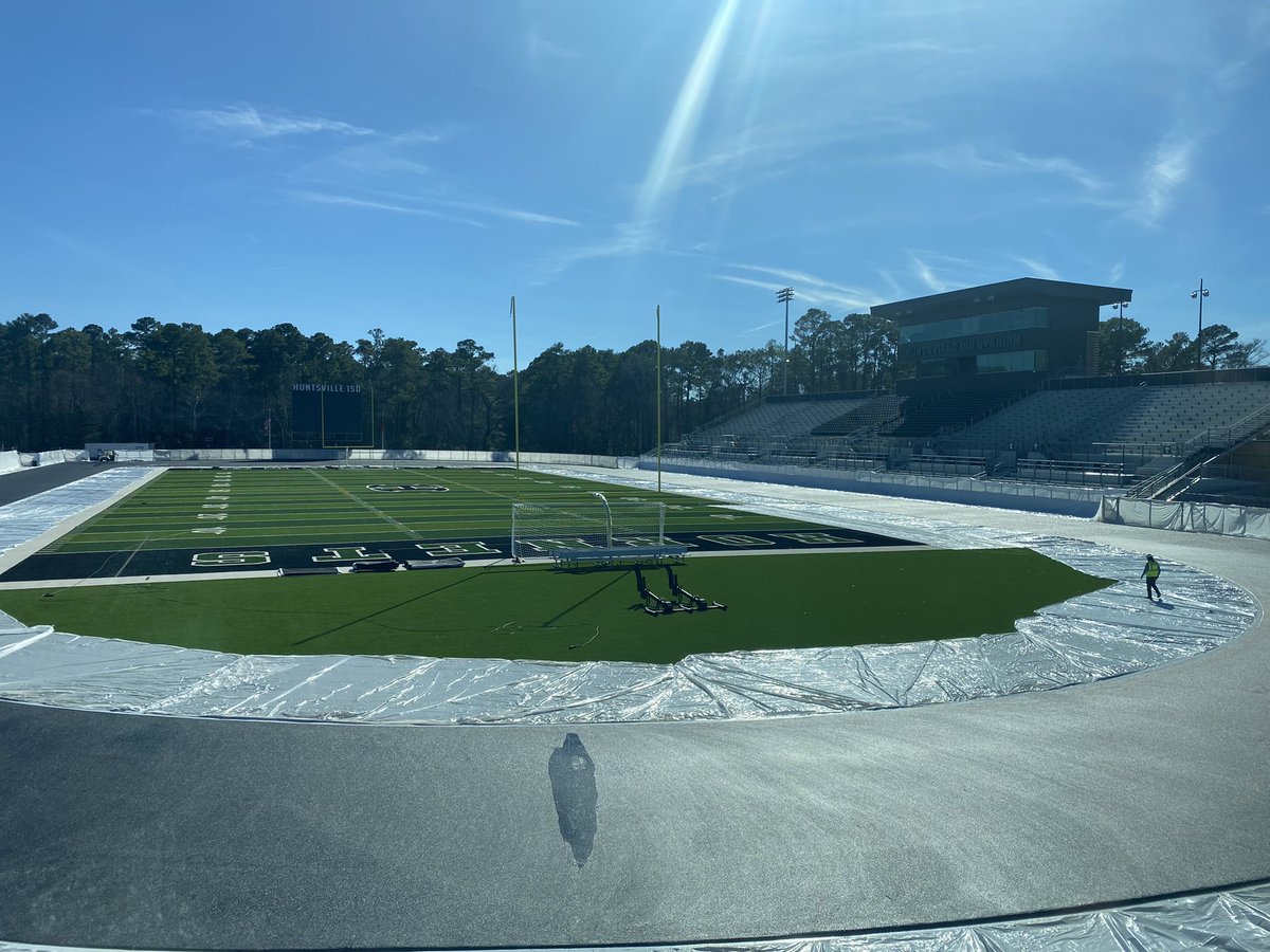 CoachCarthel's tweet photo. Appreciate the hospitality of @CoachRSouthern today! @HISDHornets has some beautiful new facilities, as @_HuntsvilleFB_ continues to stack success! Was great to see several great @SFA_Football alums on the wall as well…👀#CB16 @edbobino @AmadMurrayOMB

#AxeEm #RaiseTheAxe🪓 https://t.co/k5j8QaBLsa