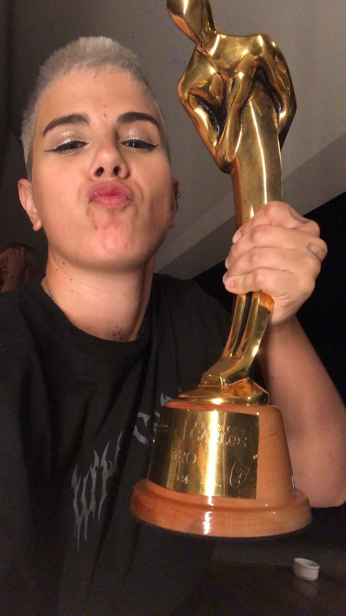 Querida Chule, estoy tan orgulloso de que hayas recibido este merecido reconocimiento "Carlos de oro" porque se de tu esfuerzo, dedicación y todo el sacrificio que le pusiste a esta maravillosa obra Mamma Mia.
Felicitaciones a todos tus colegas que hicieron posible este premio!