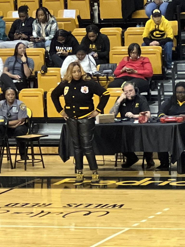 ALCollection's tweet photo. S/O too both @GSU_WBK &amp; @UAPBLionsWBB coaching staffs for rocking #ALCollectionGramFam &amp; #ALCollectionUAPB on the sidelines in tonight’s matchup. #TheNewCollegeFlava https://t.co/irdNX2fFBn