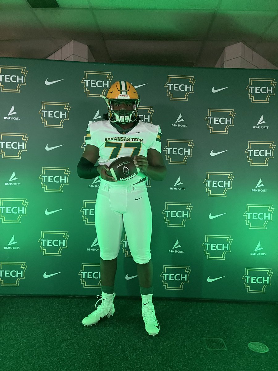 jus_xai's tweet photo. First I want to give honor to god to be able to play at the next level. I appreciate all my family and friends who’ve supported me along the way. Ive decided the best decision for me is to commit to Arkansas tech. Im ready to work @Coach_Shipp!🟩🟨 https://t.co/a0K346ZIqV