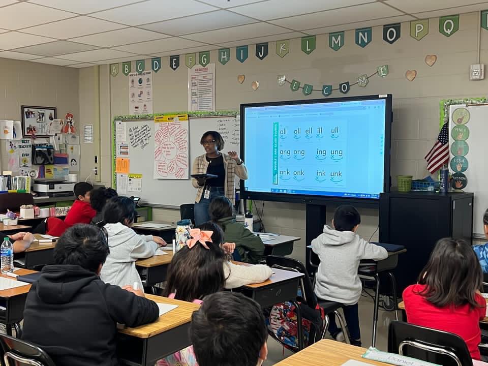 JulianneDenton's tweet photo. Was absolutely honored to host Arkansas Superintendents at Southern Hills Elementary last week to highlight the work we have been doing with the Science of Reading. I’m so proud of our team & love sharing the bright spots on our campus! Watch us SOAR! ❤️ #SOR #CardinalCrew https://t.co/rVPl9yOruj