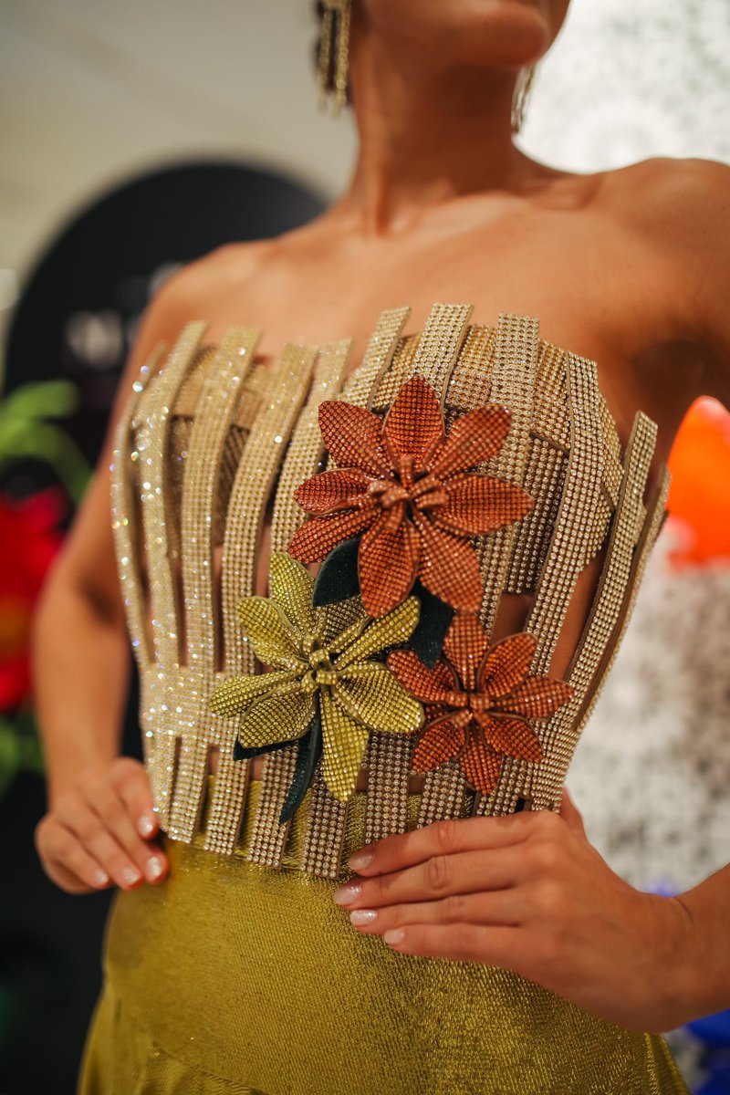 melissacurevi's tweet photo. Malva by Meme Cure, moda con tumbao colombiano. Este top que llevo hoy fue diseñado por Jorge Duque en homenaje a los 50 años de la Guacherna. ¡Una verdadera obra de arte! Toda la colección ya está disponible en Malva ✨👑. 

#ConTodoElTumbao #MalvaByMemeCure https://t.co/KxA4hZMG4L