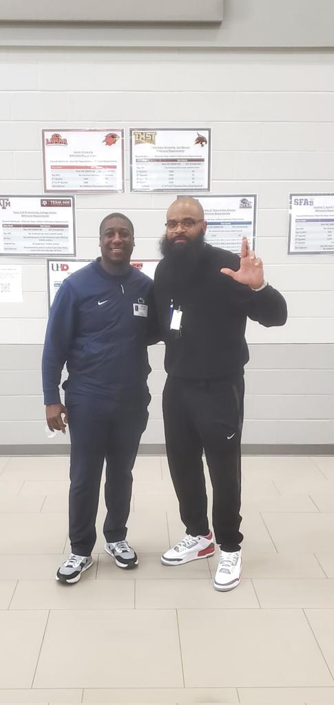 BrianRandle40's tweet image. S/o @CoachCBW of @PennstateFball for stopping by and recruiting @RandleHS #unfinishedbusiness #3PT