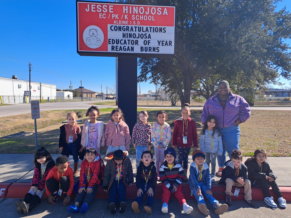 Hinojosa_AISD's tweet image. It's time to celebrate our awesome TOY @Hinojosa_AISD, Ms. Reagan Burns.  She decided to show her kindergarten class her special sign today and enjoy  a nice winter day outside.  Congratulations Ms. Burns!! @AldineISD @Primary_AISD #MYALDINE #WatchUsGrow