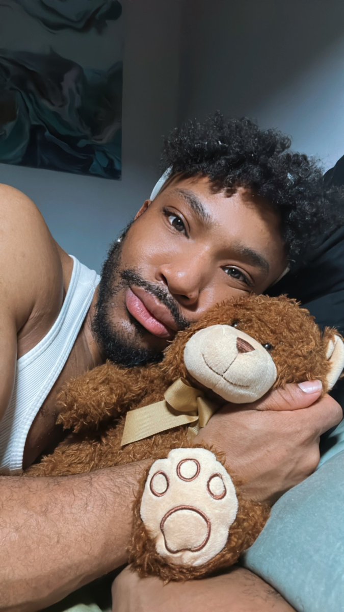 GlamGeo's tweet photo. My Netflix n chill be likeβ¦ π» era
#teddy
#bears
#GeoGlam
#fyp
#sweetdreams
#scruff
#curls
#queer https://t.co/hgZlCHGVIx