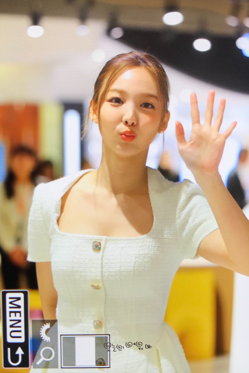 firstrabbit922's tweet photo. 240130 아쿠아디파르마 나연이🐰🩵👋🫶

#TWICE #nayeon #트와이스 #나연 #ナヨン https://t.co/lXYNfCT681