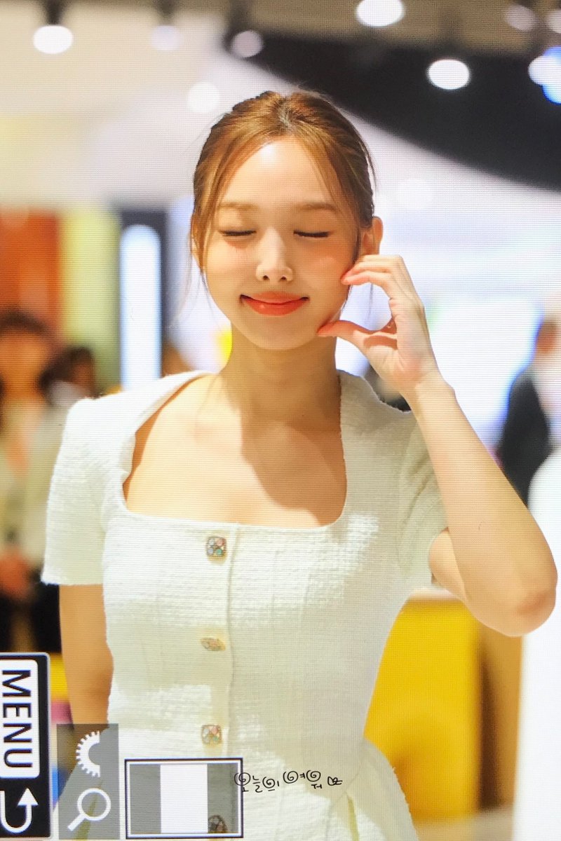 firstrabbit922's tweet photo. 240130 아쿠아디파르마 나연이🐰🩵👋🫶

#TWICE #nayeon #트와이스 #나연 #ナヨン https://t.co/lXYNfCT681