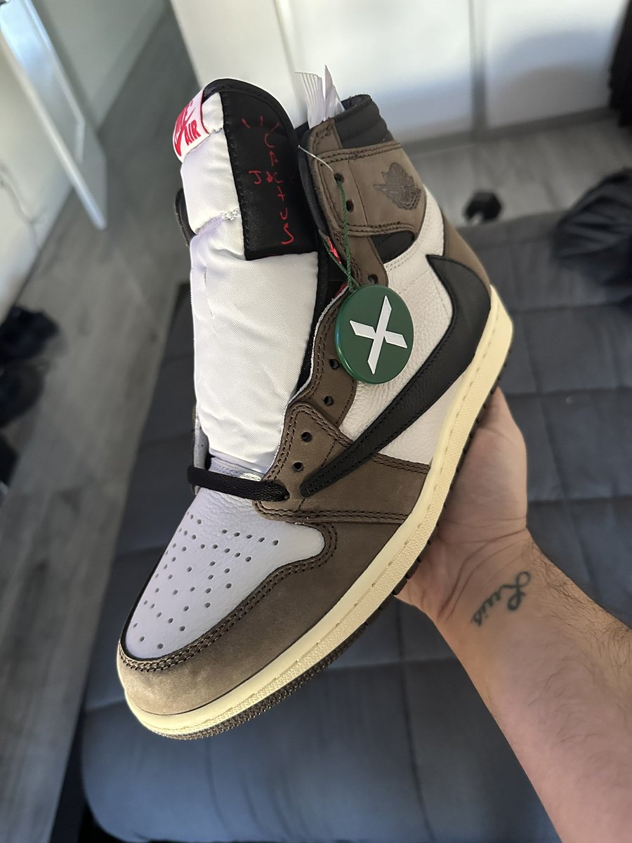 _Smurf3's tweet photo. @stockx @stockx this is unacceptable. How does this pass verification? I wonder how many people order and think they are getting authentic items. This has to stop! https://t.co/OWydOl1LUh