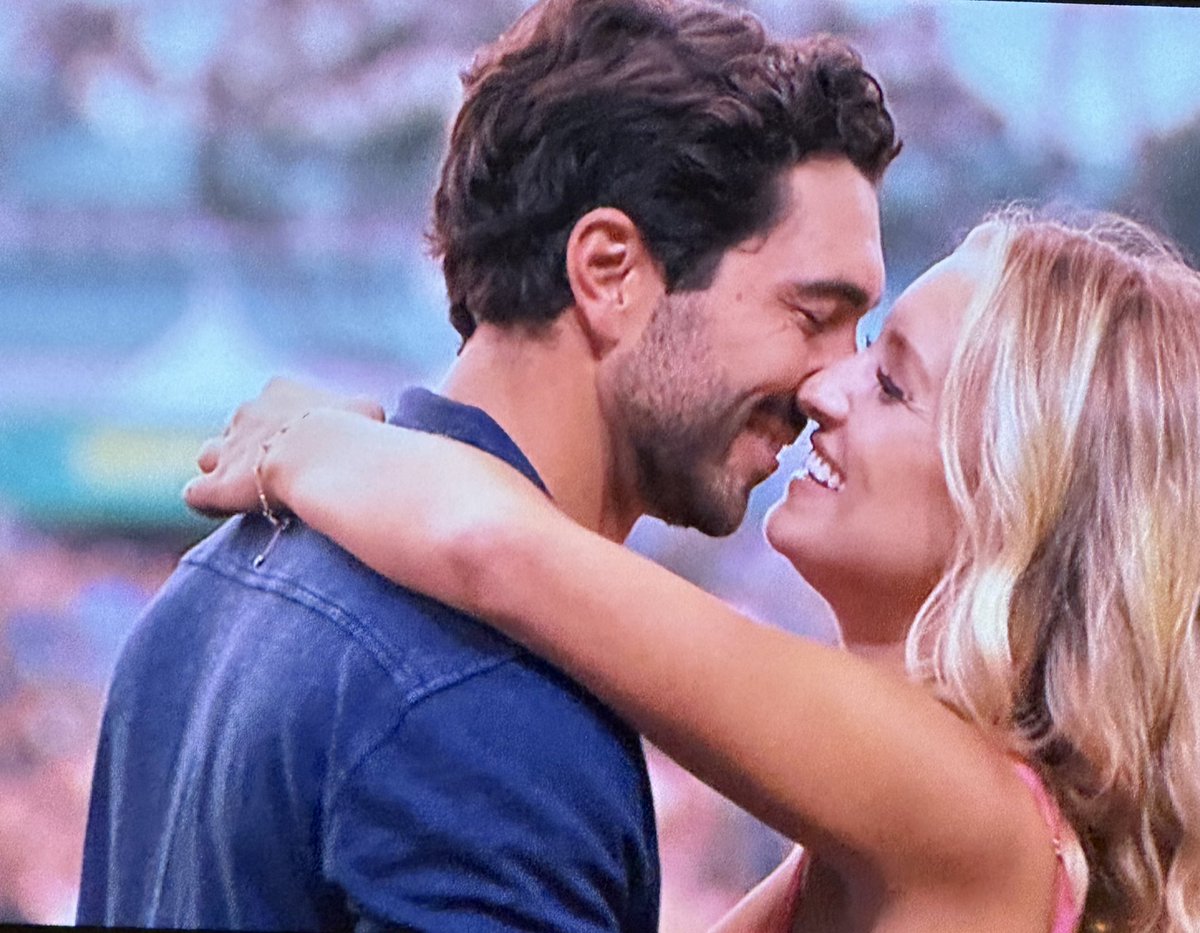 TheBachBabes's tweet image. The way I quite literally passed away 

#TheBachelor