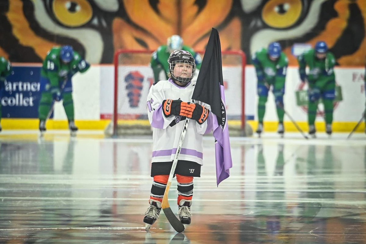 Farmington High School hockey had a very special guest carry out the MN Hockey Fights Cancer Flag.  Two time cancer survivor, Ben Dapper.

#hockeyfightscancer #mnhockeyfightscancer

<a href="/FarmingtonFYHA/">Farmington Hockey MN</a>
