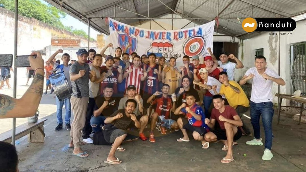 Una de las barras de <a href="/CCP1912oficial/">Club Cerro Porteño</a> es liderada por el "Clan Rotela"

El líder del "Clan", Armando Javier Rotela tiene una bandera con los colores característicos de Cerro Porteño

Hace poco, de dio a conocer la noticia de que muchos microtraficantes forman parte de "barras