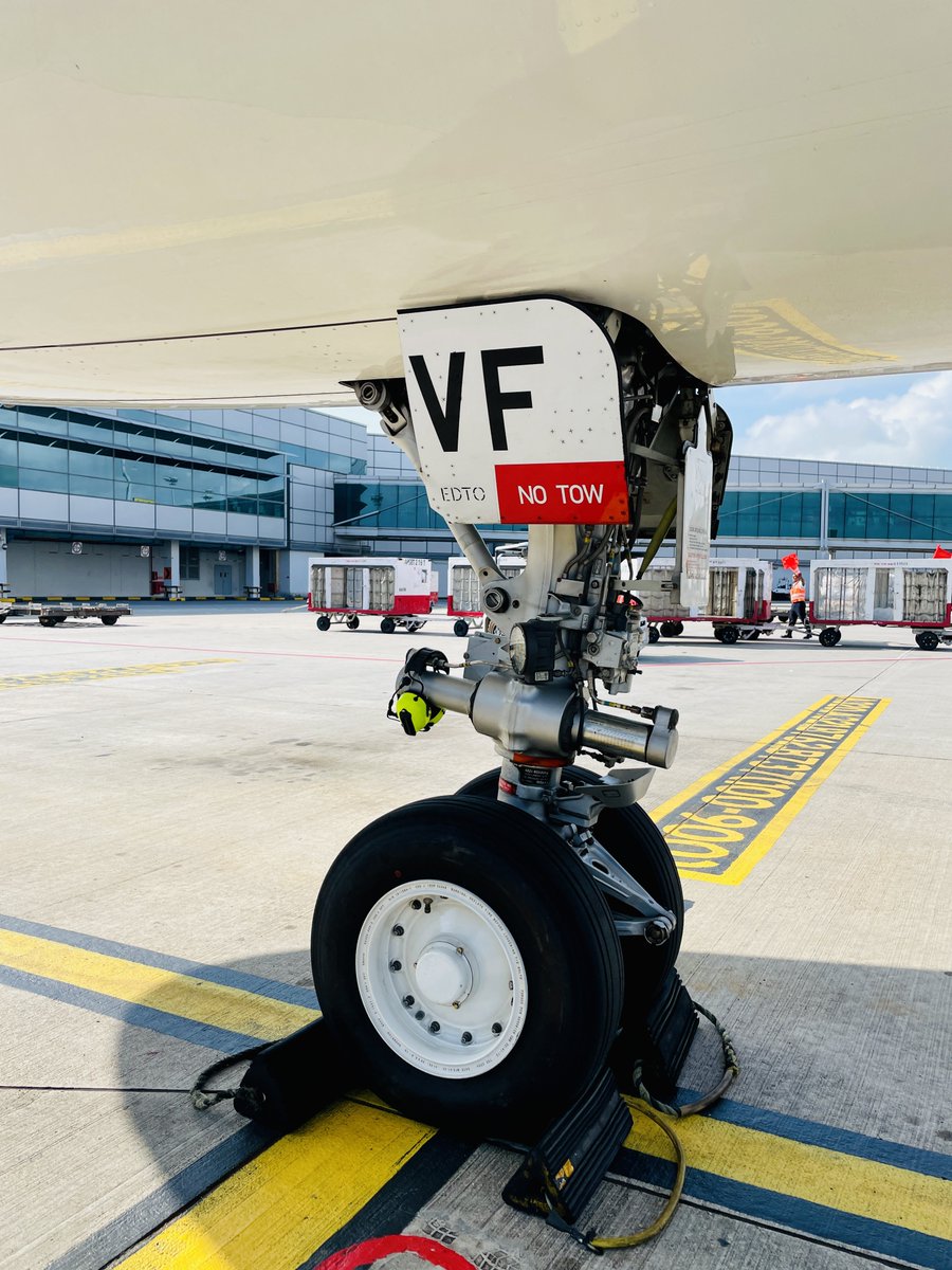 tweetpratikm's tweet photo. B-Roll #vistara #airbus #a321Neo #lifeontheramp #cfm #UK106 #cfm_engines #leap1a https://t.co/Y2KlAh30PY