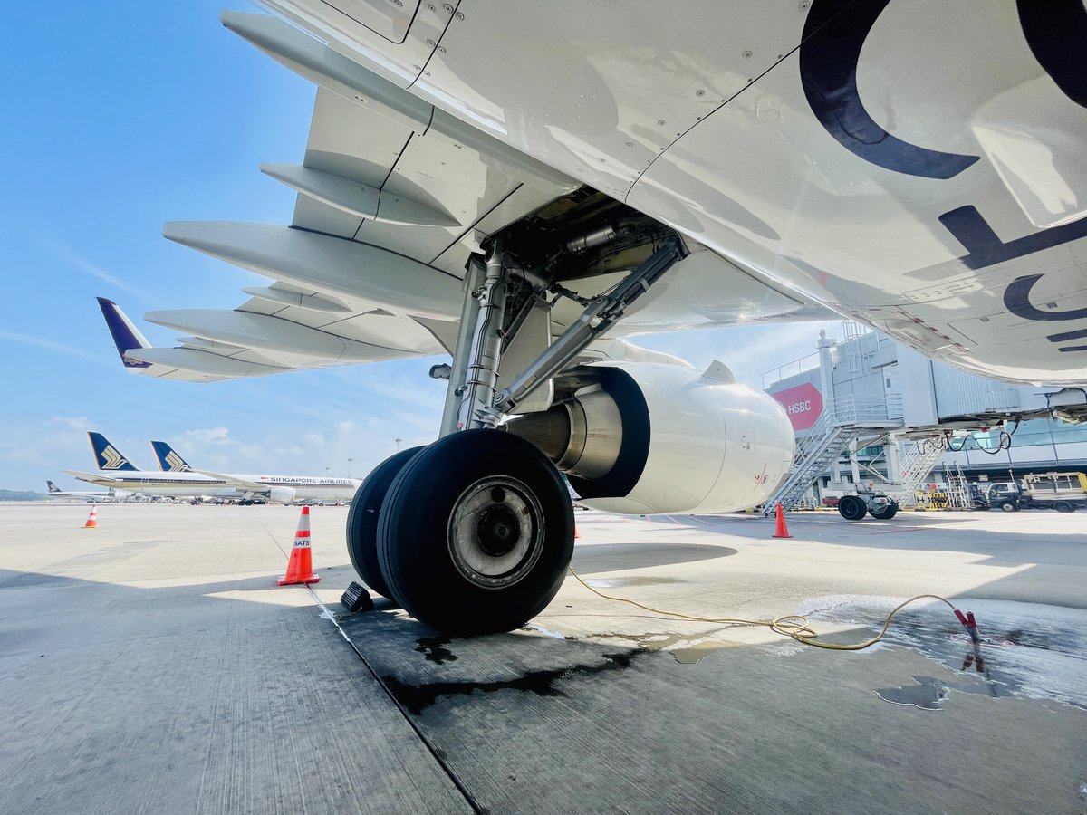 tweetpratikm's tweet photo. B-Roll #vistara #airbus #a321Neo #lifeontheramp #cfm #UK106 #cfm_engines #leap1a https://t.co/Y2KlAh30PY
