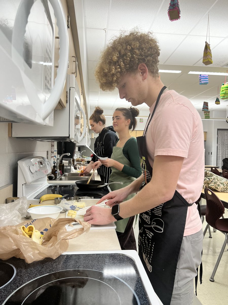 sraestep's tweet photo. NHS seniors in Spanish 4 classes making their annual recipe after studying all the cooking vocab! https://t.co/fkFldIK12A
