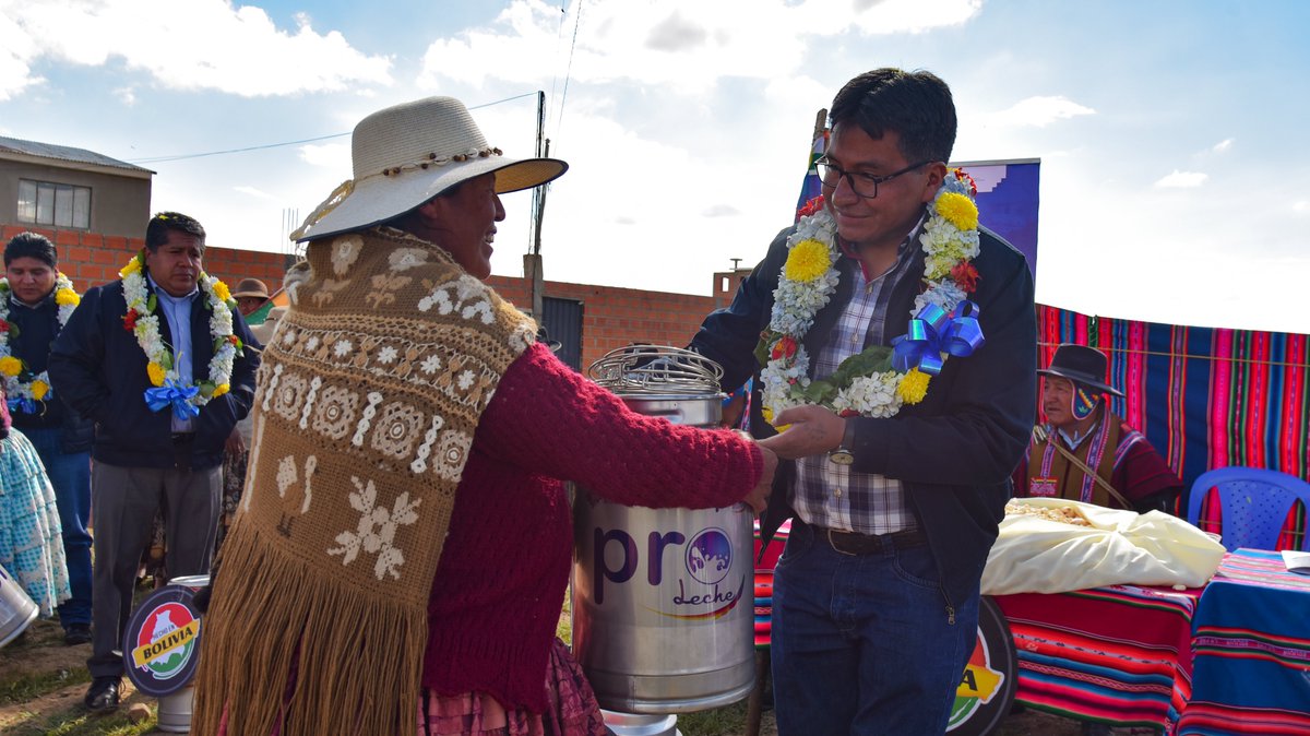 ProBoliviaGob's tweet photo. 𝐌𝐮𝐣𝐞𝐫𝐞𝐬 𝐩𝐫𝐨𝐝𝐮𝐜𝐭𝐨𝐫𝐚𝐬 𝐝𝐞 𝐥𝐞𝐜𝐡𝐞 𝐝𝐞𝐥 𝐦𝐮𝐧𝐢𝐜𝐢𝐩𝐢𝐨 𝐝𝐞 𝐕𝐢𝐚𝐜𝐡𝐚 𝐬𝐞 𝐛𝐞𝐧𝐞𝐟𝐢𝐜𝐢𝐚𝐧 𝐜𝐨𝐧 𝐞𝐪𝐮𝐢𝐩𝐚𝐦𝐢𝐞𝐧𝐭𝐨 𝐩𝐫𝐨𝐝𝐮𝐜𝐭𝐢𝐯𝐨
#gobiernodelaindustrialización
#SabemosADondeVamos
#PROLECHE
#hechoenbolivia https://t.co/GRJepqUPDq