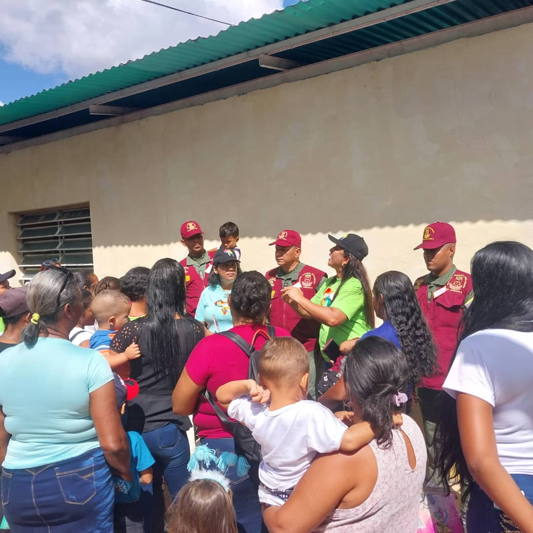 bolivarfbms's tweet photo. Inauguradas las BMS El Timón de Bolívar y La Esmeralda del Municipio Sucre en Jornadas de Amor en Acción del Buen Gobierno, llevando más protección social al pueblo con el @MSVEnLinea, en el marco de las siete transformaciones orientadas por  @NicolasMaduro rumbo al 2030 https://t.co/KD3Hnq354l