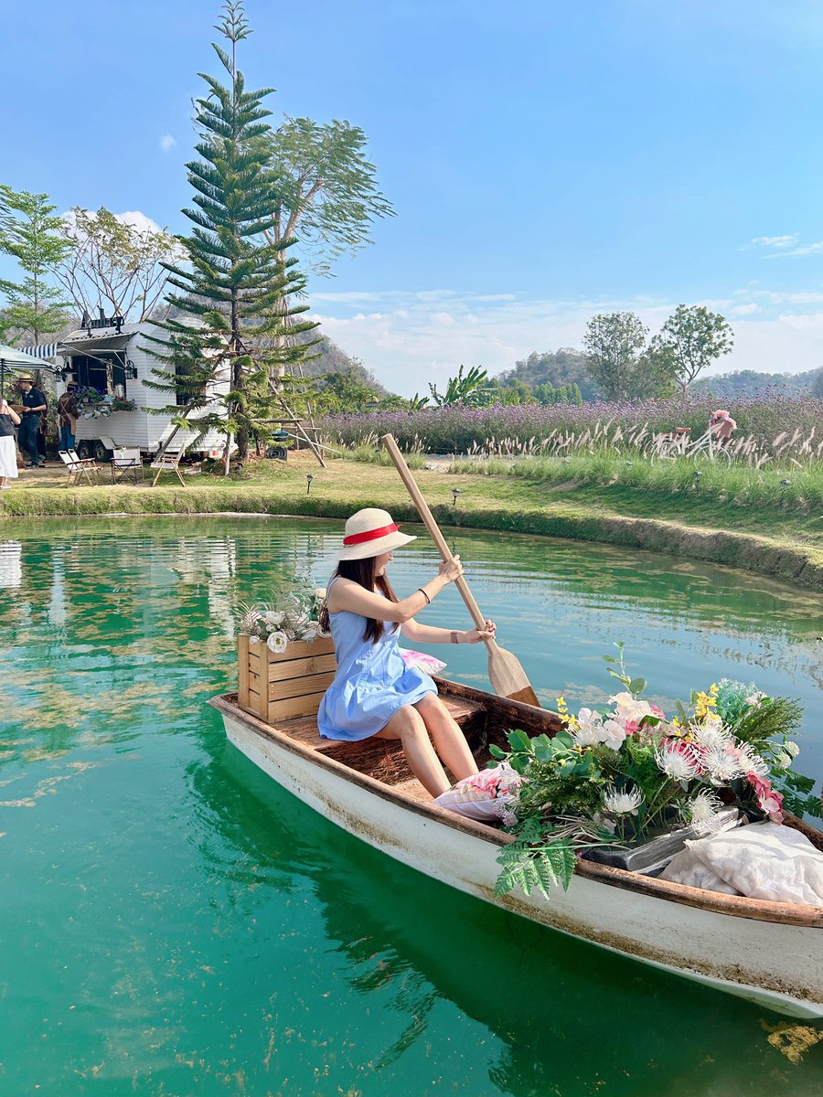 Pomilsu's tweet photo. พายเรือกลางทุ่งหญ้า lavender ~ 💐🌺🪻ที่ Audrey Hobby Farm คาเฟ่เปิดใหม่ของ audrey ที่เขาใหญ่ มุมถ่ายรูปเยอะมาก ได้มา 300 รูป เบาๆ 😂 ไฮไลท์เค้าคือไอศครีมมะเขือเทศ @ReviewAroii 

#AudreyHobbyFarm #AudreyCafe #Audreycafeandrestaurant #Cafe #Cafekhaoyai #คาเฟ่เขาใหญ่ https://t.co/wiHlf9pBrC