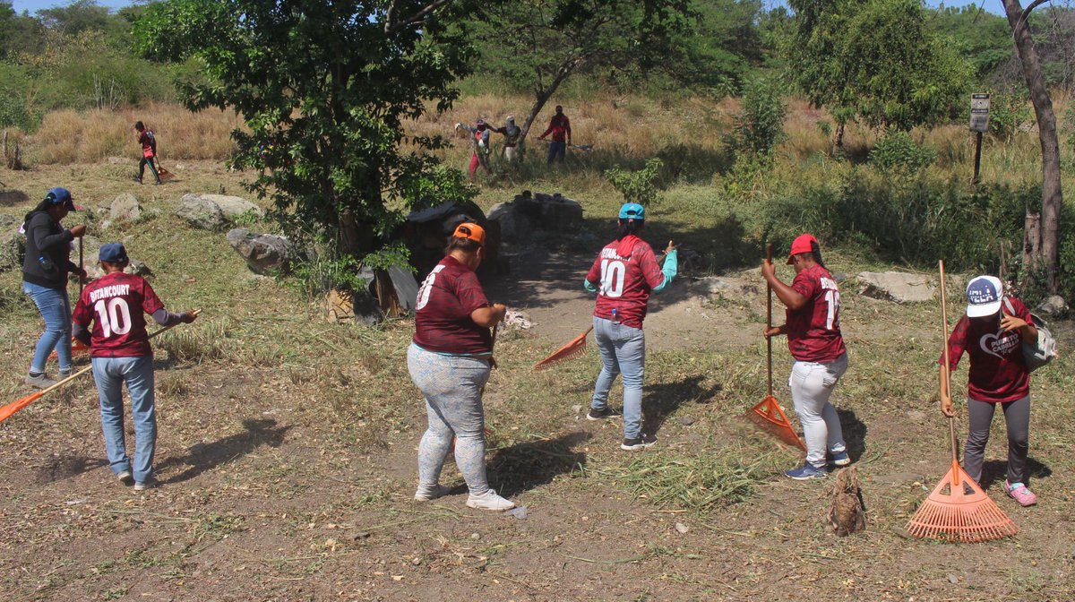 apuertocabello's tweet photo. Cuadrillas de @iamproam este #29Ene se desplazaron en la autopista Muelles-Sorpresa a la altura del Barrio Bartolomé Salom, y la Urb. La Sorpresa respectivamente, gracias a la gestión municipal que lidera @JCbetancourt72 fue ejecutado trabajo de desmalezado, barrido y recolección https://t.co/xNN3fSYWXq