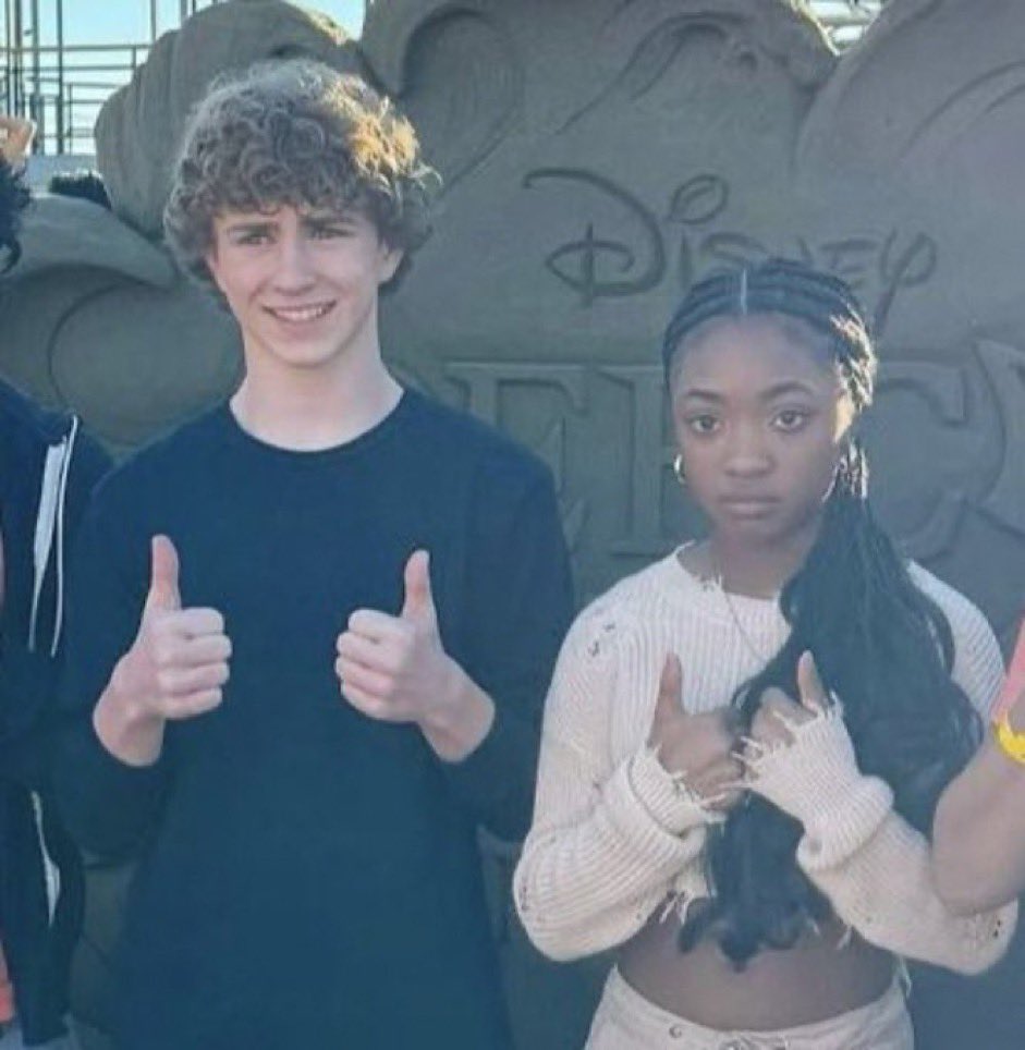 i4mirroball's tweet photo. eu sei que só se fala nisso mas a diferença de altura gente??? https://t.co/YVGjNd7RZb