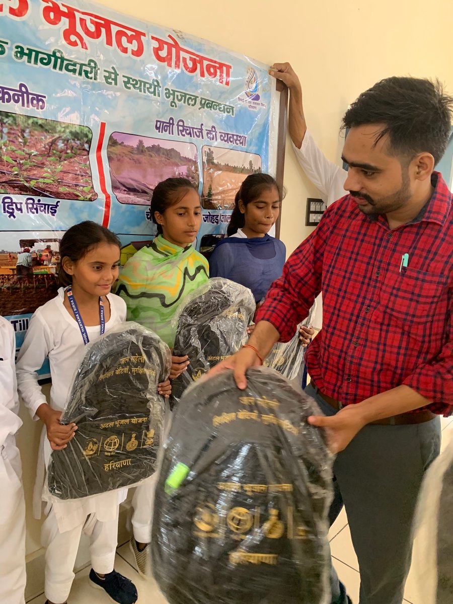 JivamF's tweet photo. Throwing it back to that heartwarming day when the government's irrigation department, in collaboration with JIVAM Foundation, distributed bags to the students in government school, Kheowali. ๐๐โค๏ธ
#Throwback #EducationMatters #CommunityCollaboration #JIVAMFoundation https://t.co/6eONPIAb4g