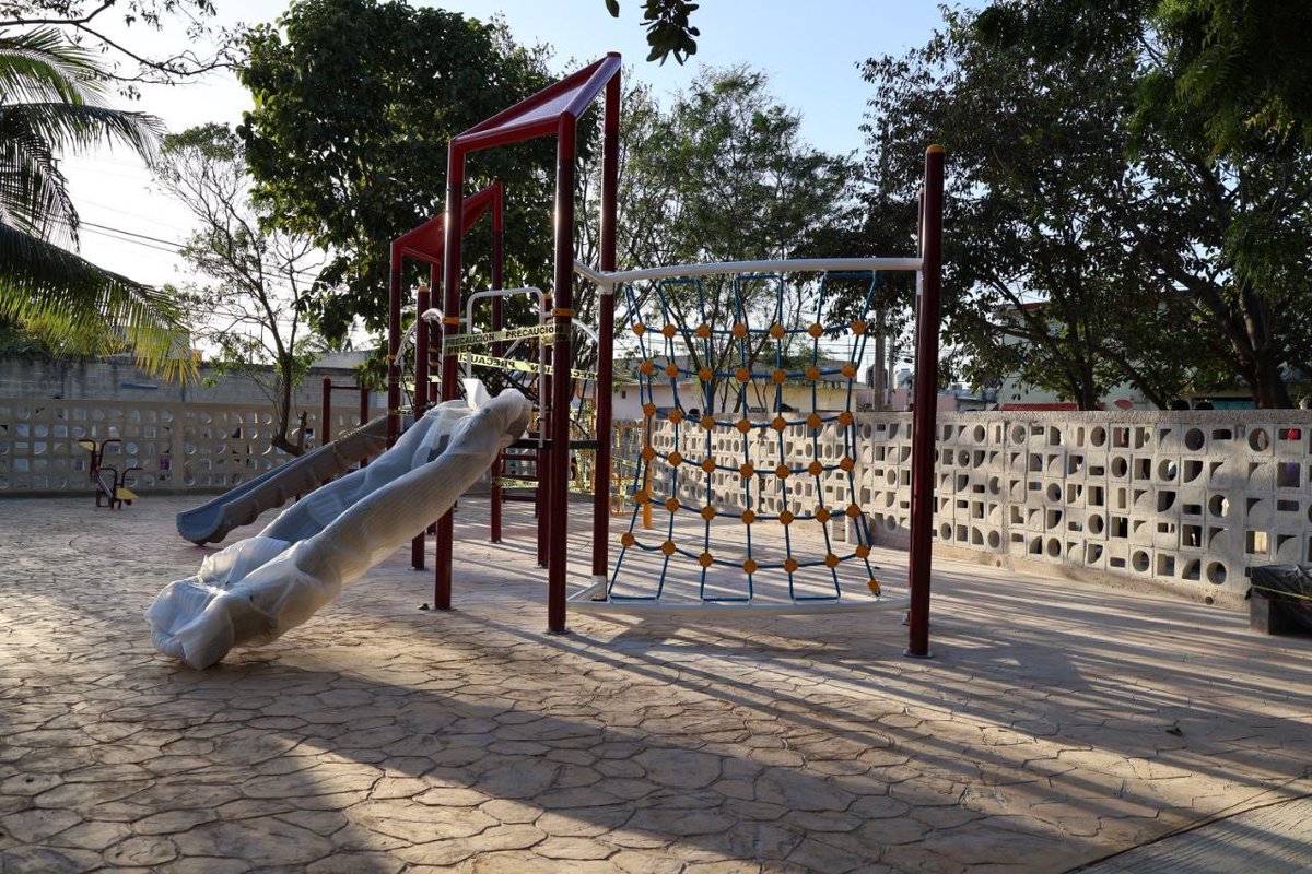 anapatyp's tweet photo. Hace unos años Sacbé era una zona irregular hoy hablamos de un NUEVO PARQUE para nuestras niñas y niños.

Las obras de la esperanza que estamos realizando en #Cancún significan certeza jurídica, alumbrado público, calles pavimentadas dando justicia social a miles de cancunenses. https://t.co/D085123Pl4