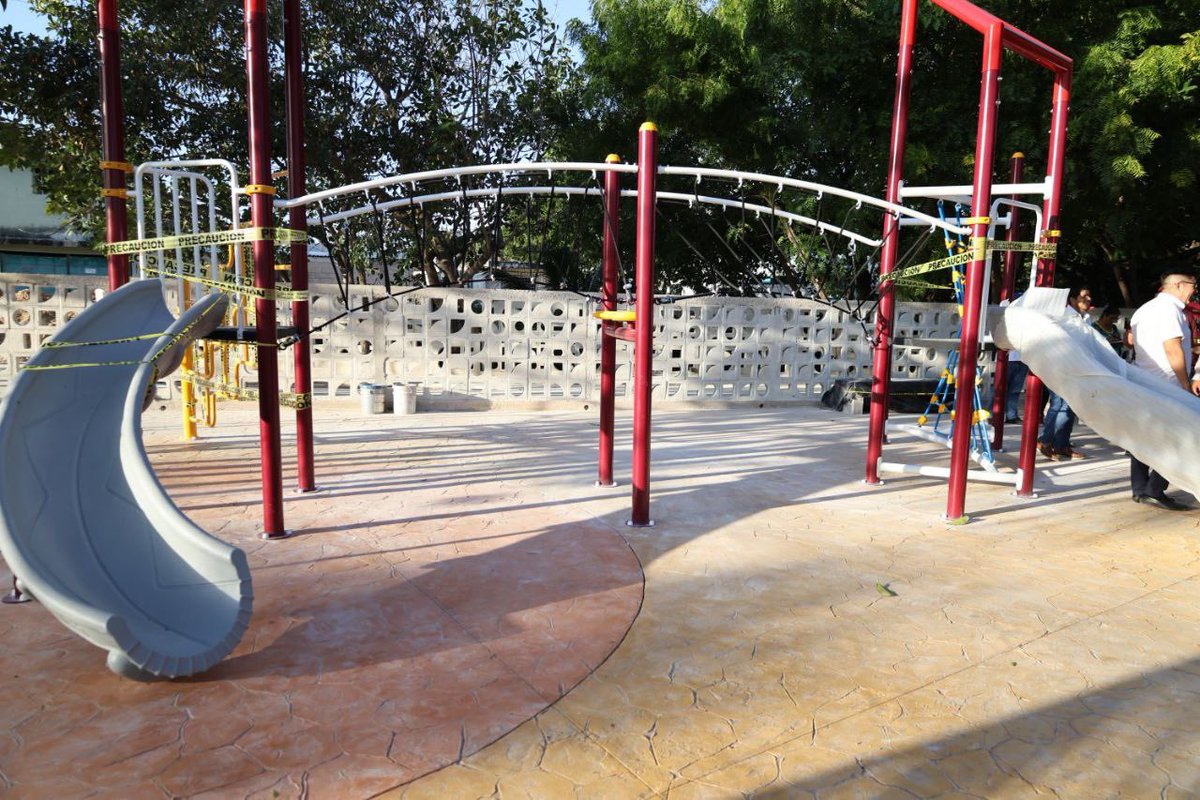 anapatyp's tweet photo. Hace unos años Sacbé era una zona irregular hoy hablamos de un NUEVO PARQUE para nuestras niñas y niños.

Las obras de la esperanza que estamos realizando en #Cancún significan certeza jurídica, alumbrado público, calles pavimentadas dando justicia social a miles de cancunenses. https://t.co/D085123Pl4