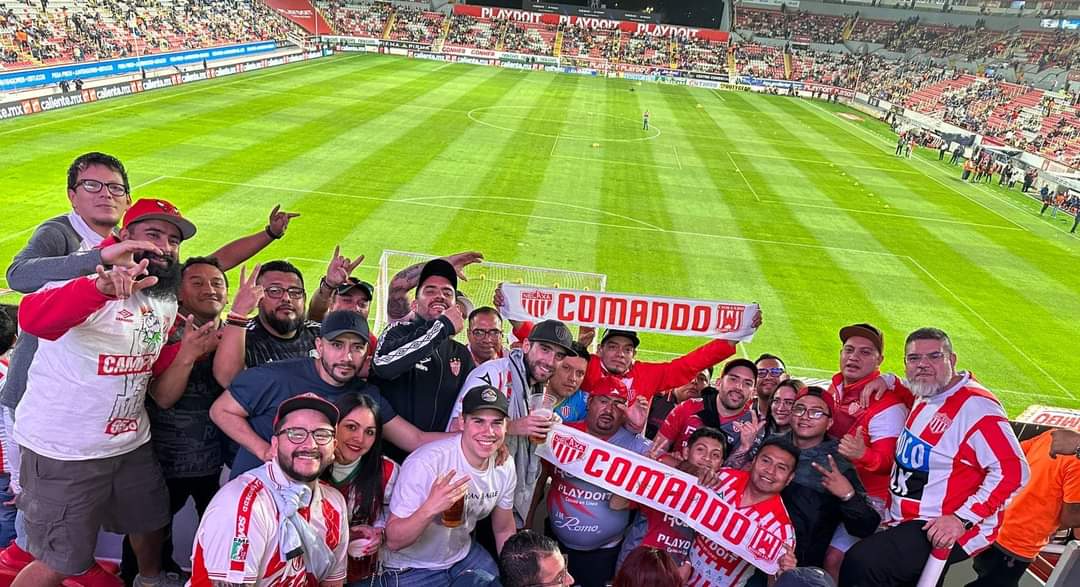 comando_necaxa's tweet photo. Jornada 3
NECAXA 0-0 América
Estadio Victoria
Buen Juego del Equipo Empatando con el Actual Campeón Sacando un Punto para Seguir Invicto en el Torneo!!!
La Banda de Rayos Siempre Presente!!!
#ComandoRojiblanco
#SiempreFieles
#RayosLaredo https://t.co/gPClCx53uH
