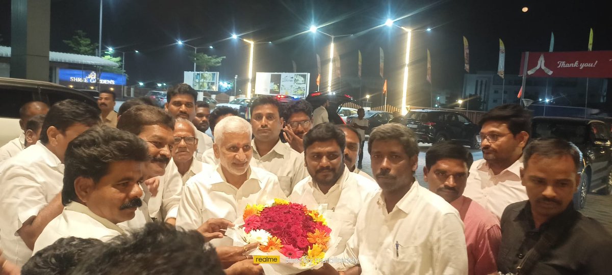 JaphanyaYsrcp's tweet photo. పెద్దలు రాజ్యసభ సభ్యులు విజయసాయి రెడ్డి గారిని , మరియు వాసన్న ను నెల్లూరు సామాజిక సాధికార బస్సు యాత్రను ముగించుకొని విజయవాడ వెళుతున్న క్రమంలో ఒంగోలు హైవే దగ్గర ఉన్న ఢిల్లీ హోటల్ దగ్గర కలవడం జరిగింది. https://t.co/defwj2SM9t