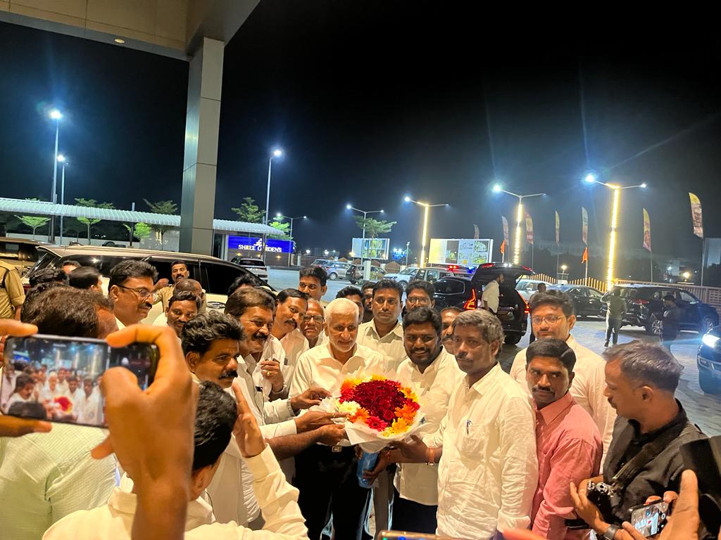 JaphanyaYsrcp's tweet photo. పెద్దలు రాజ్యసభ సభ్యులు విజయసాయి రెడ్డి గారిని , మరియు వాసన్న ను నెల్లూరు సామాజిక సాధికార బస్సు యాత్రను ముగించుకొని విజయవాడ వెళుతున్న క్రమంలో ఒంగోలు హైవే దగ్గర ఉన్న ఢిల్లీ హోటల్ దగ్గర కలవడం జరిగింది. https://t.co/defwj2SM9t