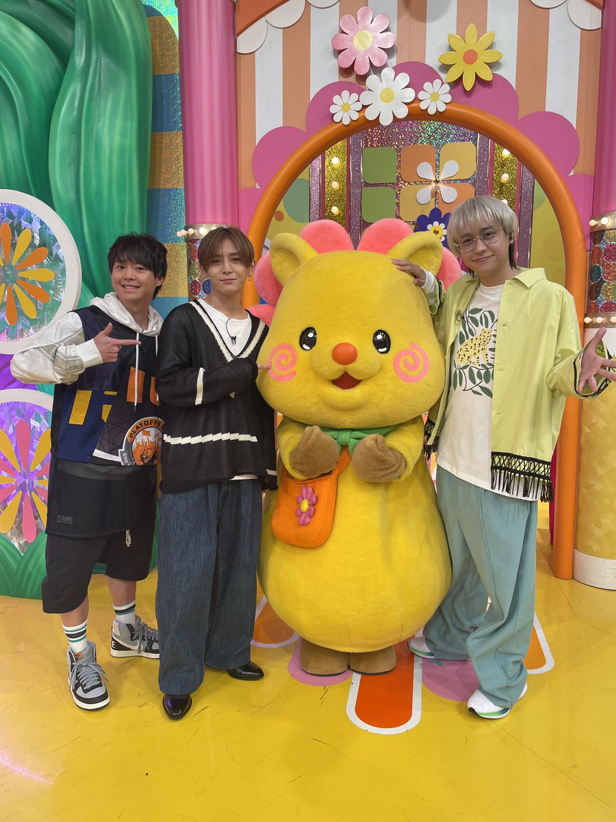 hirunandes_4ntv's tweet photo. さらに
八乙女光ナンデスと有岡大貴ナンデスと山田涼介ナンデスと一緒に写真撮ってもらったンデス💛
これでハピもHey! Say! JUMPの仲間入りナンデス🧡

この後１１：５５〜の放送、ぜひ見てほしいンデス❤️

#ヒルナンデス
#八乙女光
#有岡大貴
#山田涼介
#HeyǃSɑyǃJUMP https://t.co/0aCOgGer33